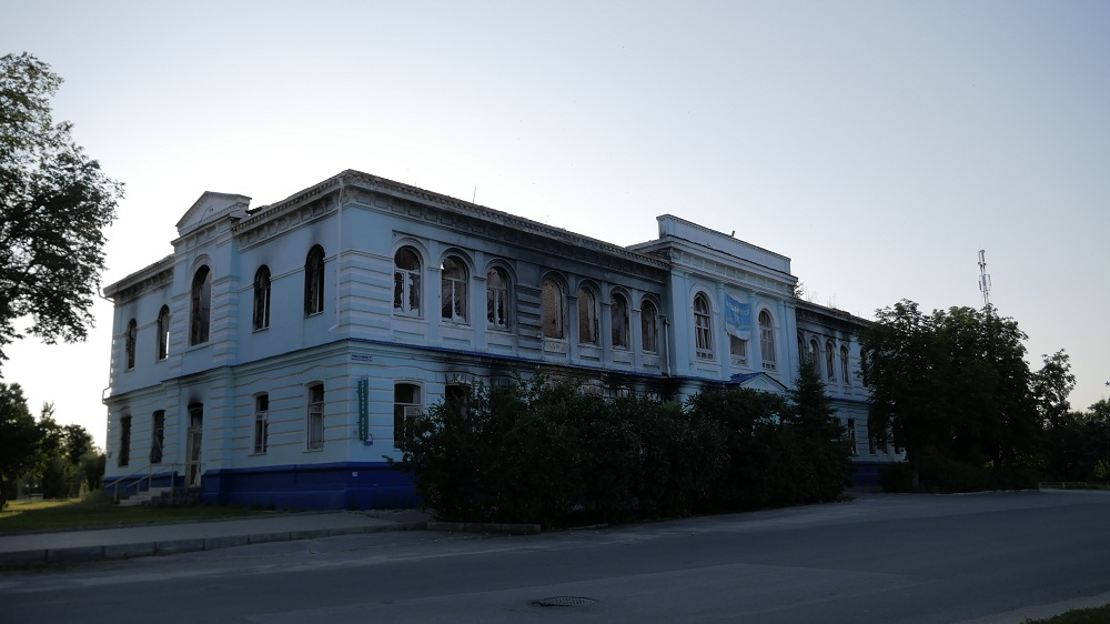 Центр первинної медико-санітарної допомоги в м. Ізюм, фасад будівлі з південно-східної сторони