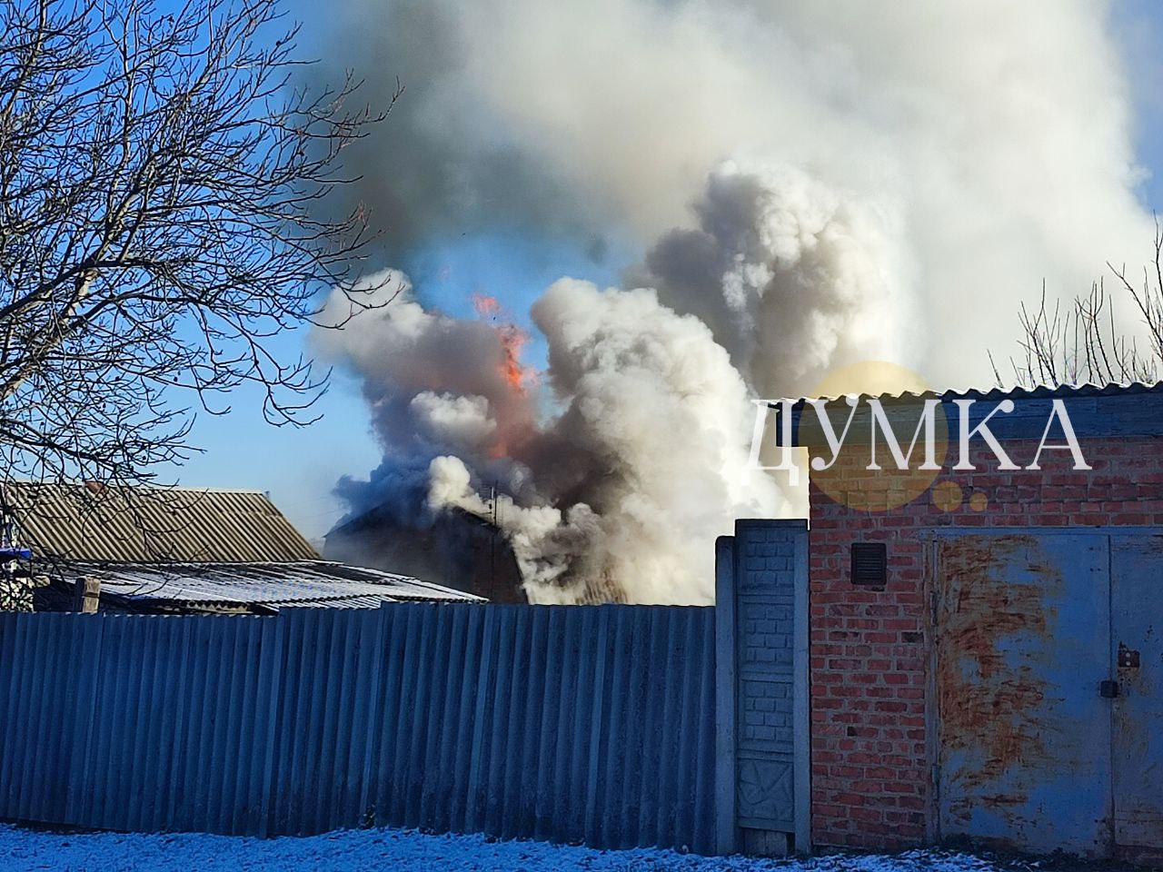 У Чугуєві горить житловий дім: Кадри з місця події