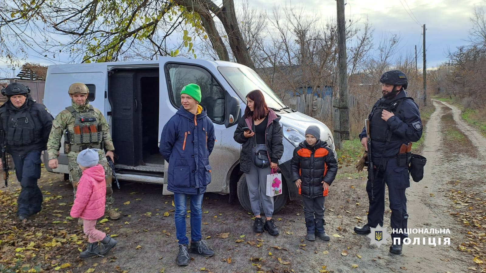 Полицейские эвакуировали из-под обстрелов в Харьковской области 16 детей