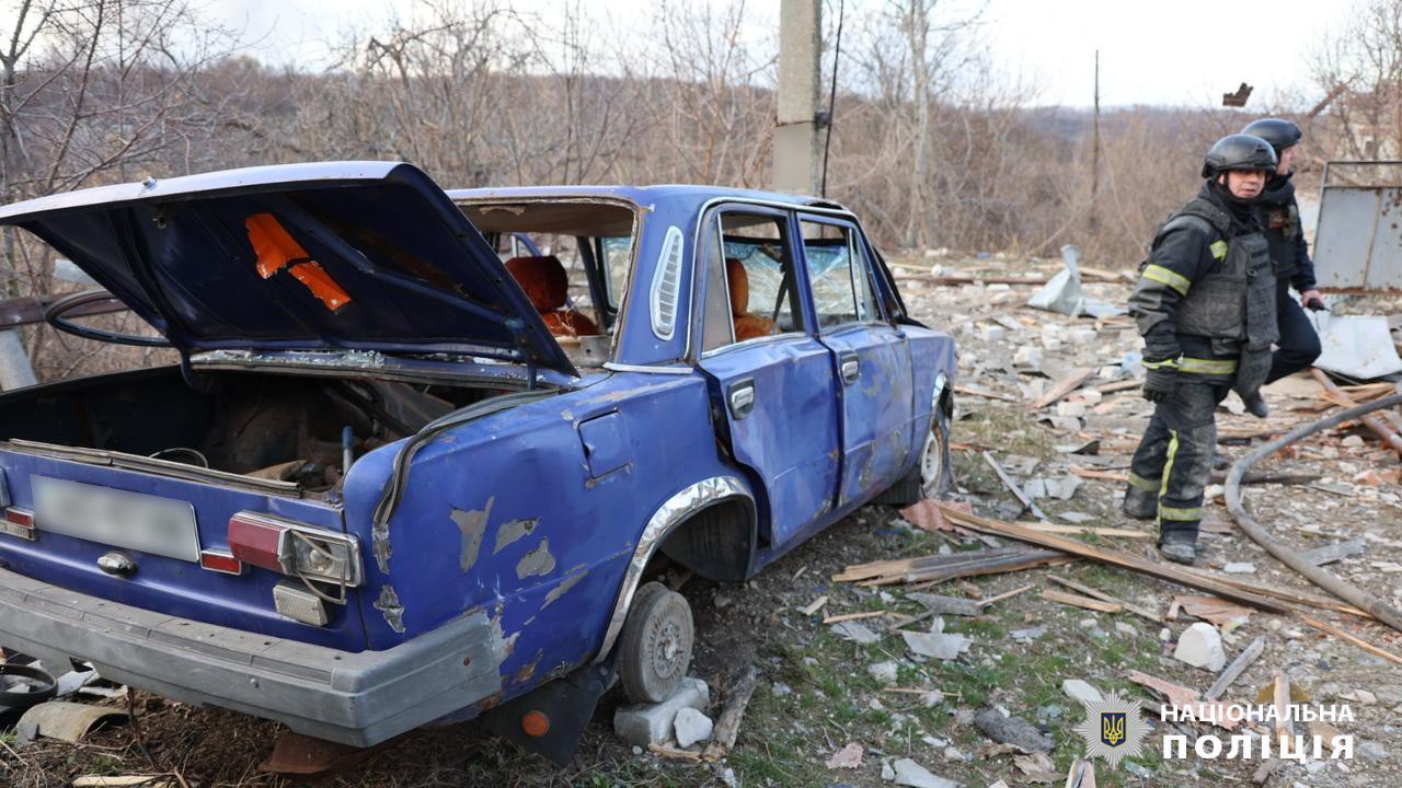 Поліція показала, що залишилося від житла, яке росіяни бомбили на Харківщині 19 березня