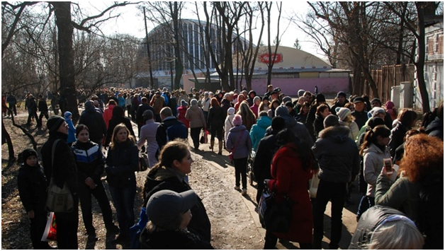 Черга до Харківського зоопарку взимку 2014 року