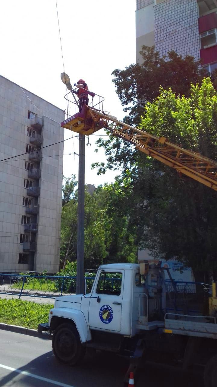 Відновлення освітлення у Харкові: за тиждень комунальники замінили сотні світильників
