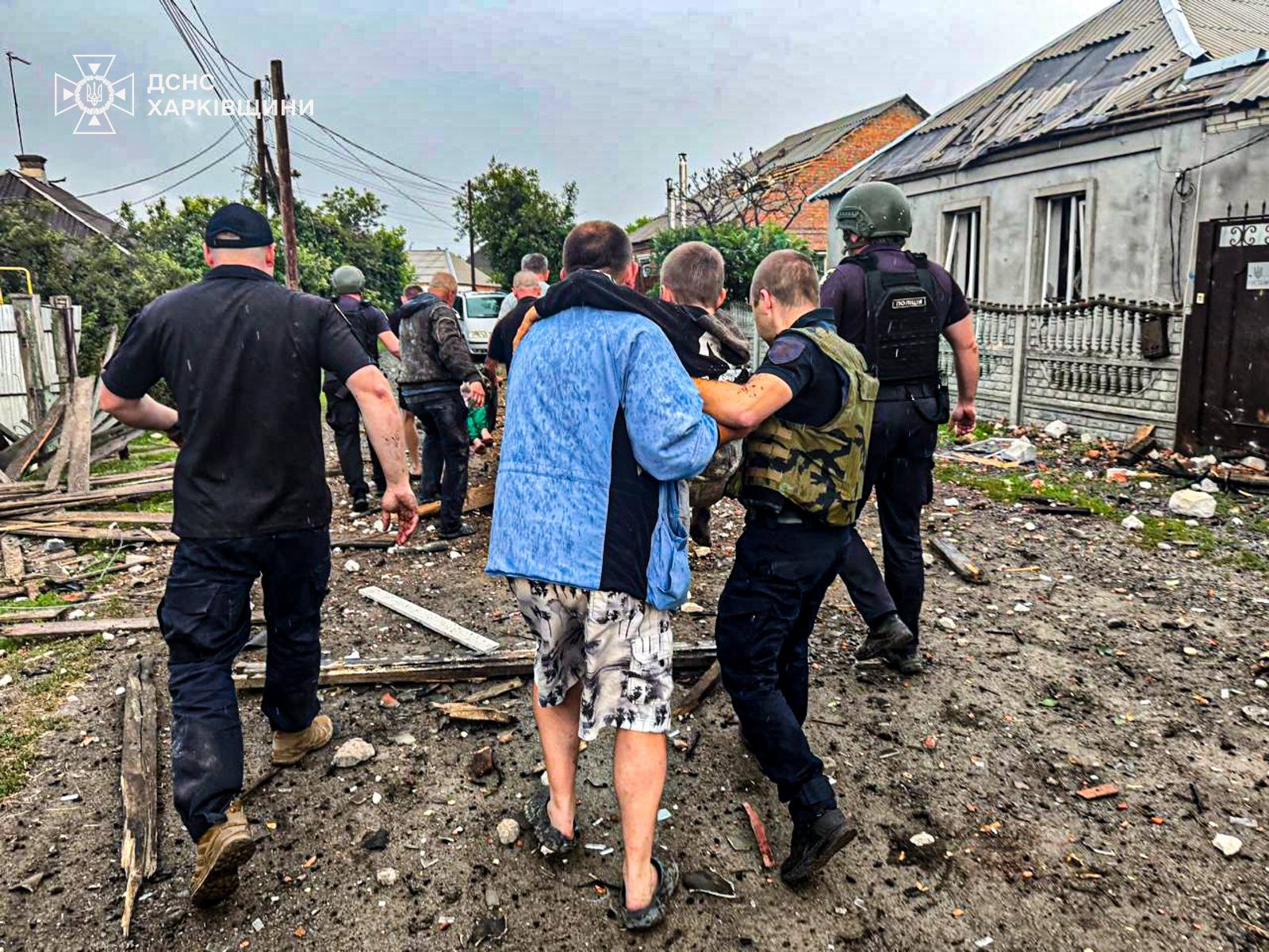 Бомбардування Золочева: з-під завалів врятували матір із дитиною