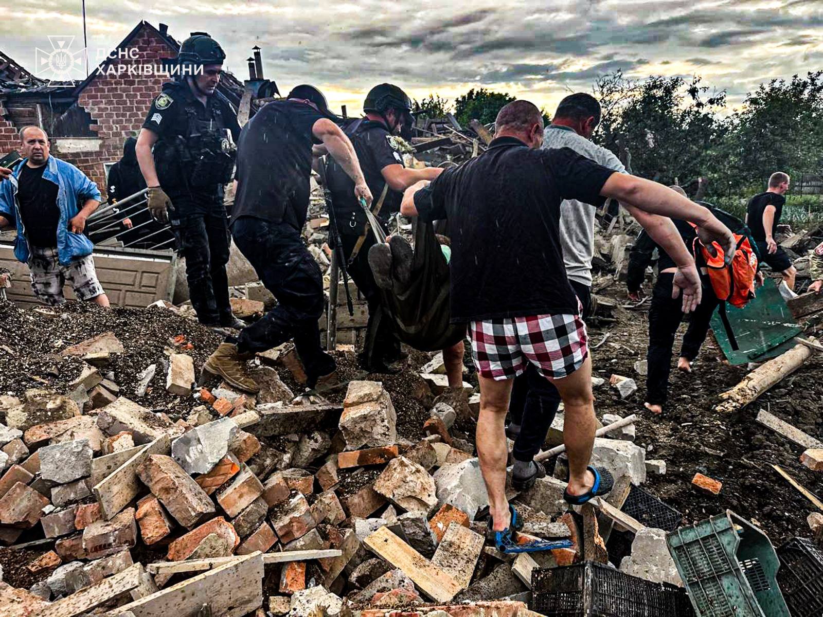 Бомбардування Золочева: з-під завалів врятували матір із дитиною