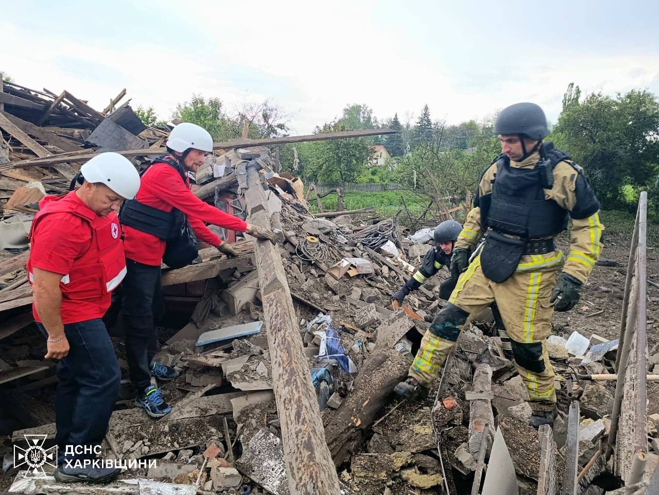 Бомбардування Золочева: з-під завалів врятували матір із дитиною
