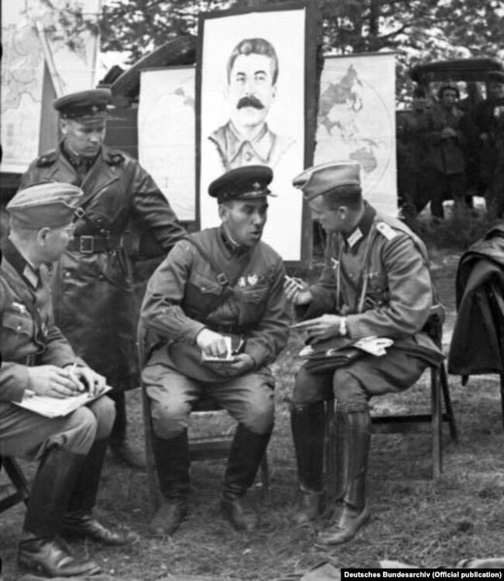 Радянський та німецький солдати-союзники