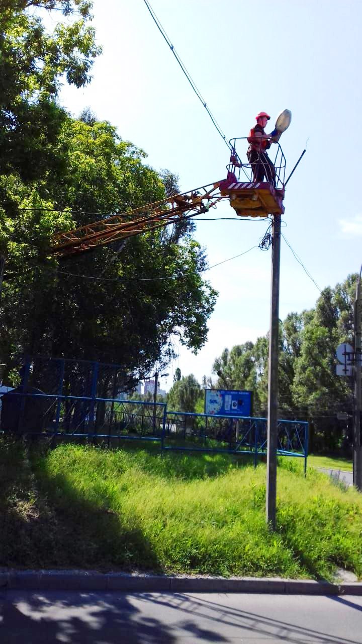 Відновлення освітлення у Харкові: за тиждень комунальники замінили сотні світильників