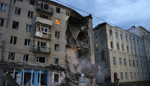 Обстріляний будинок у центрі Харкова