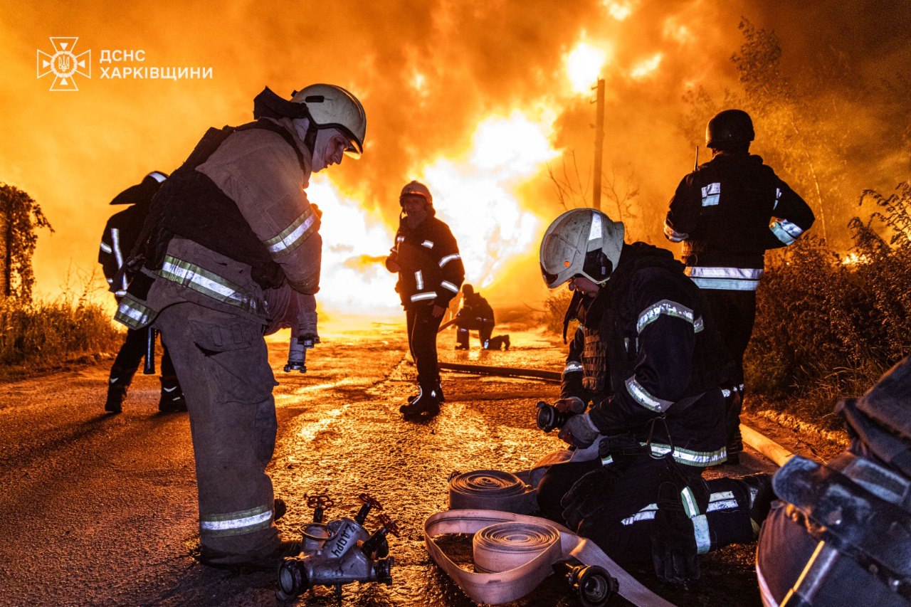У Чугуєві після масованої атаки дронів майже сотня пожежників гасять масштабне загоряння