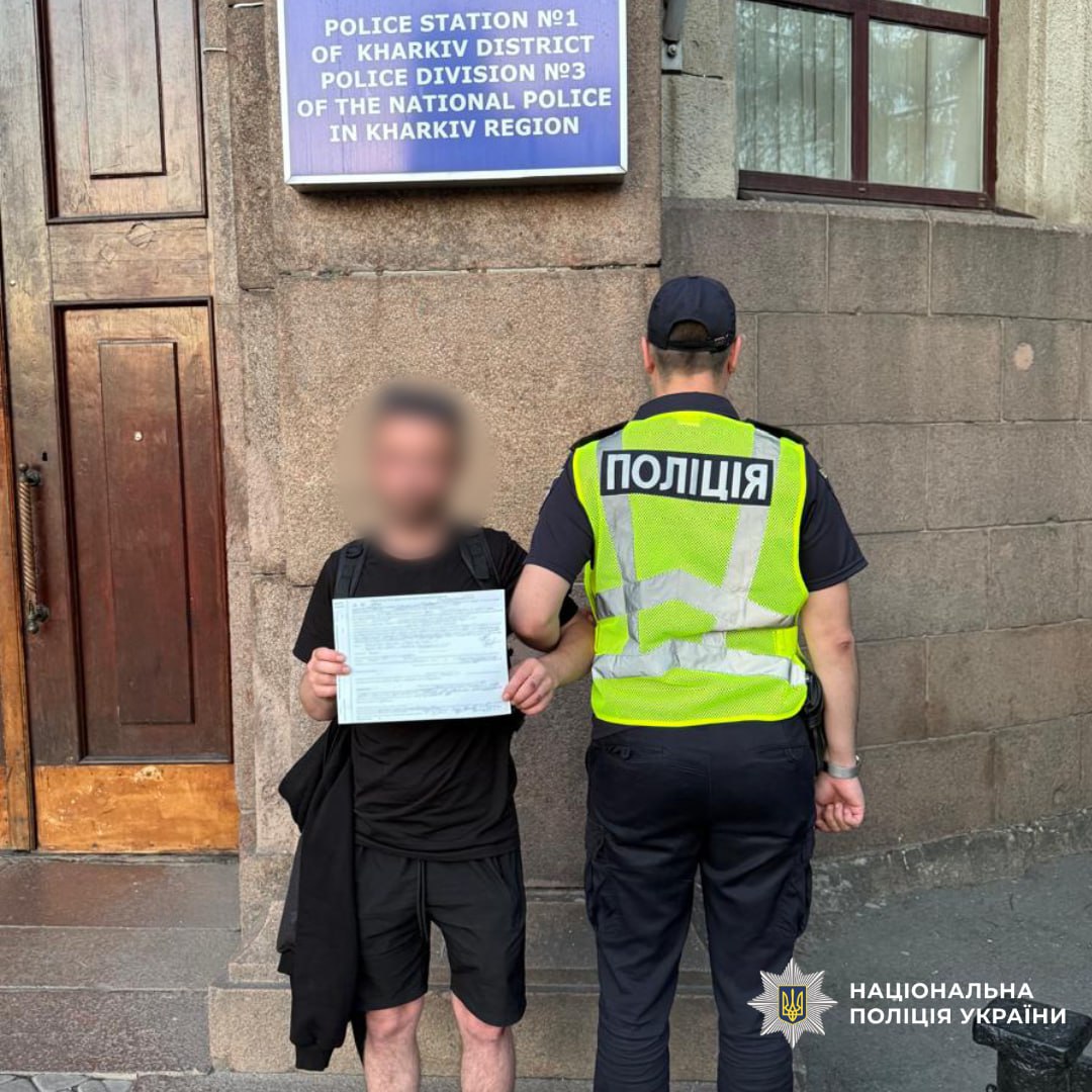 Переплутав з туалетом: у Харкові чоловік вчинив хуліганство біля відділку поліції