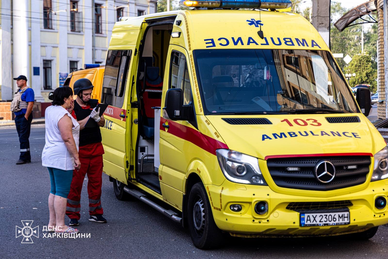 ДСНС ліквідувала пожежі на місці обстрілу центру Харкова: кадри з місця