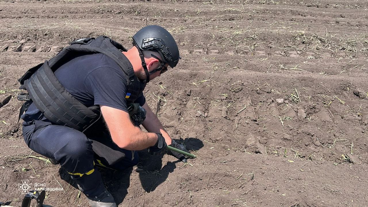 Сапери показали розмінування територій в Харківській області: залучили сучасну спецтехніку