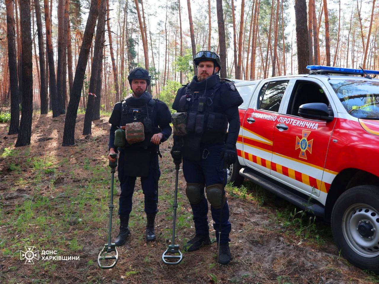 На Харківщині під час розмінування сапери знайшли ручну гранату Ф-1: кадри з місця