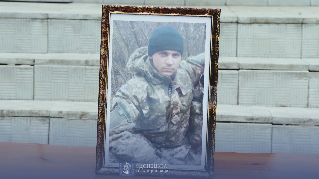 На Харківщині провели в останню путь захисника, який загинув у Дніпропетровській області