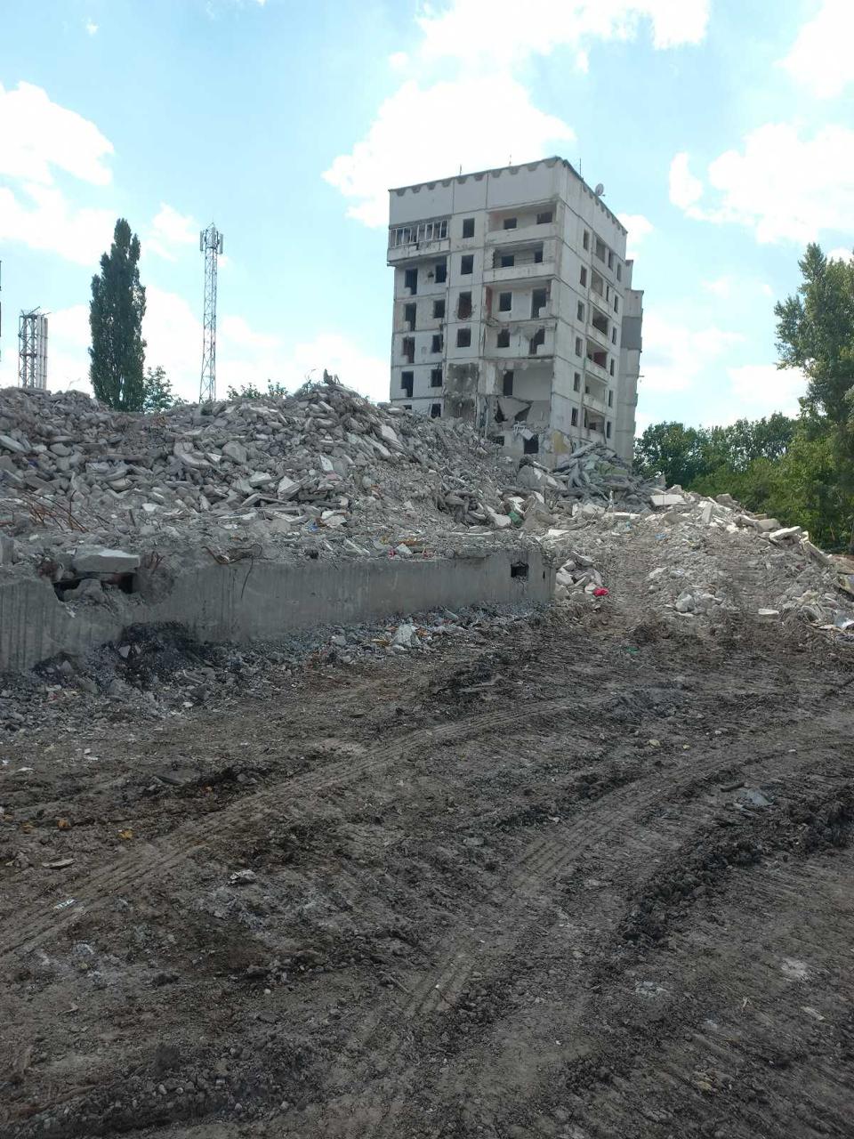 Дві багатоповерхівки, які в Харкові обстріляли окупанти з РФ, демонтували – мерія