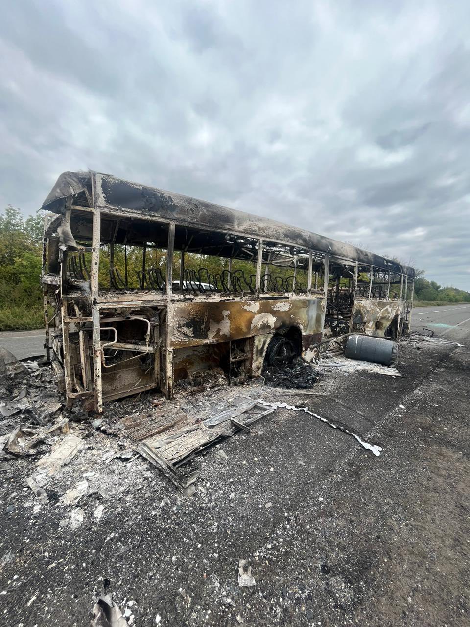 Уничтожен на трассе возле Славянска пассажирский автобус