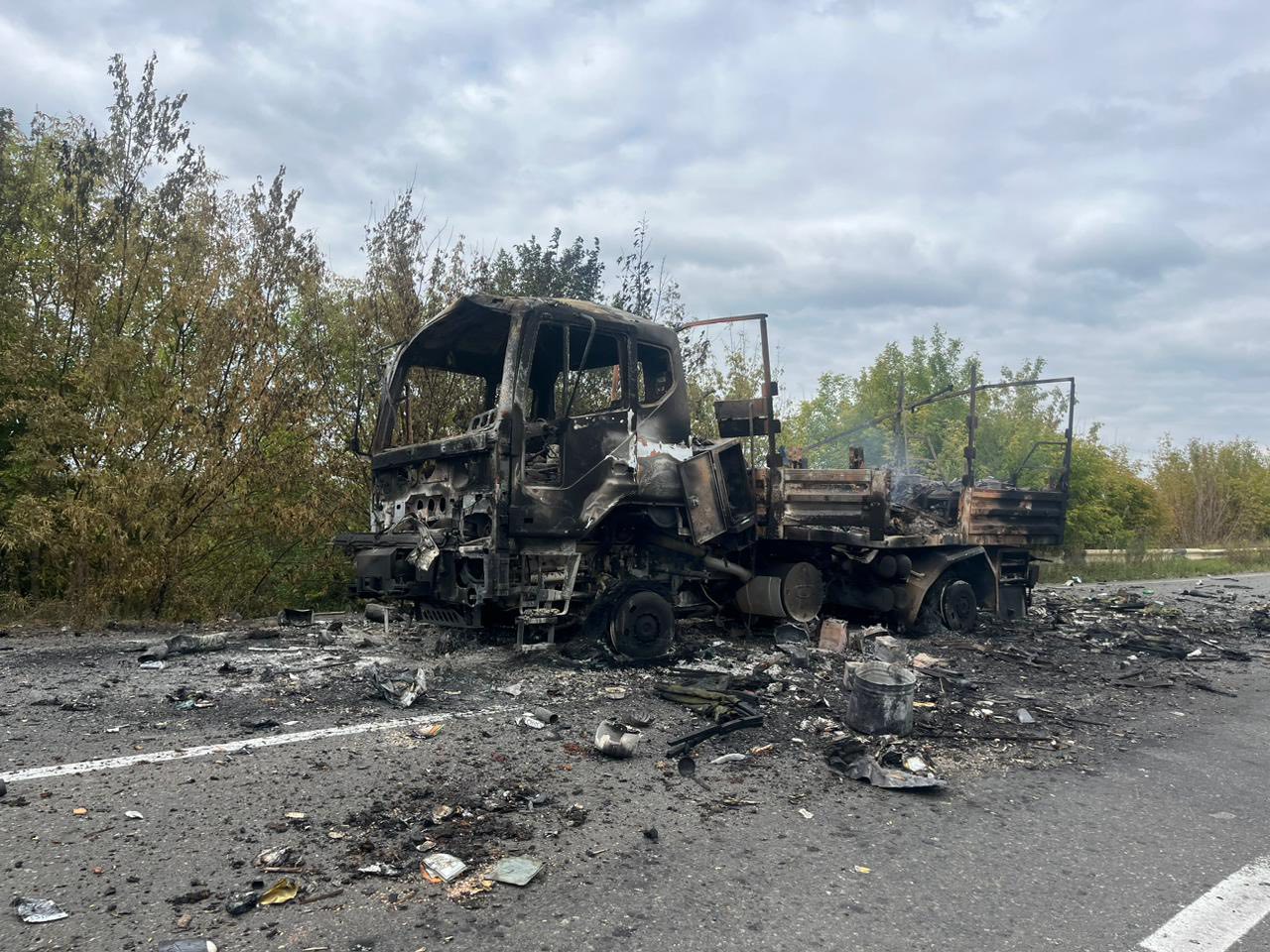 Уничтоженный транспорт на трассе возле Славянска