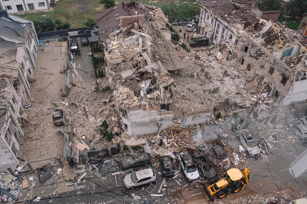 Наслідки руйнувань під час ракетного удару. Київ, 28 вересня 2025 / Фото: armiya.com.ua