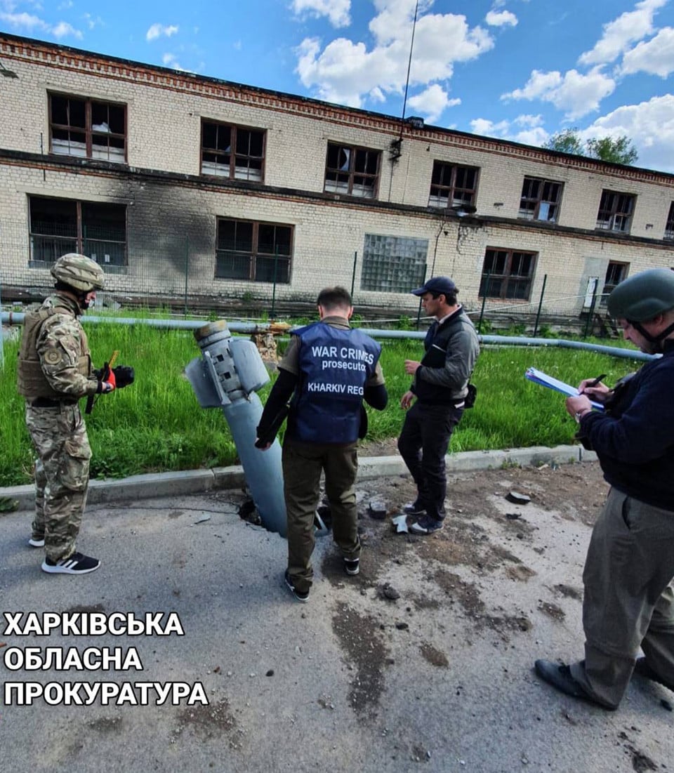 Прокурори фіксують влучання ракети, ХФТІ / Фото: прокуратура