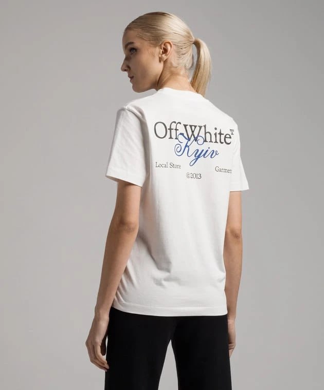 5 стильних образів для жінок щодня з футболками Off-White