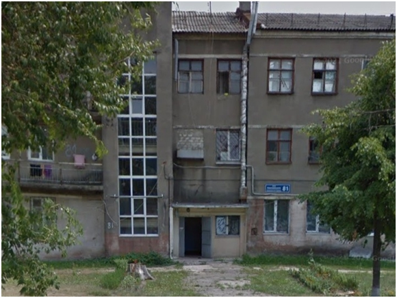 Під'їзд будинку на Григорівському шосе