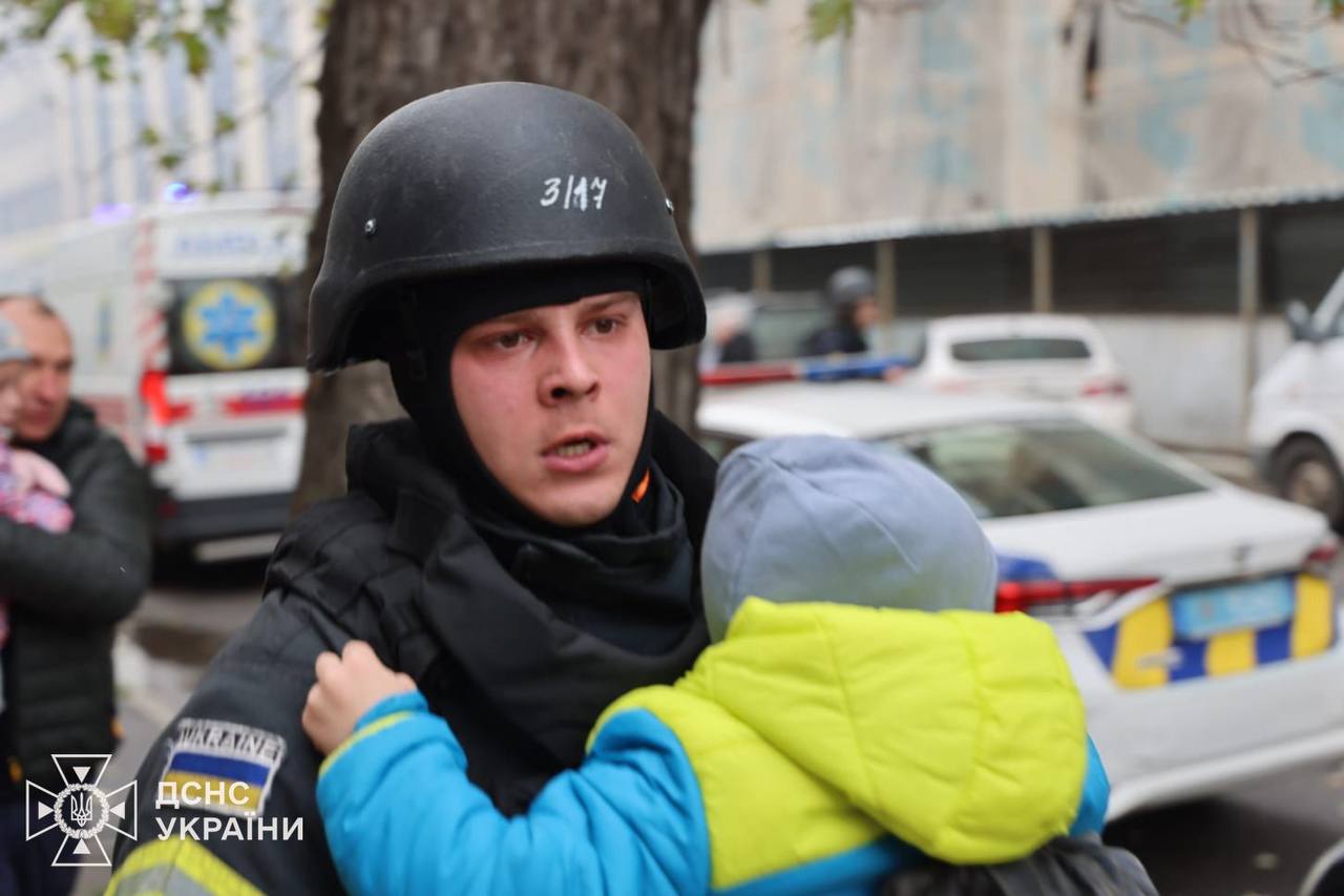 Евакуація дітей із обстріляного дитсадка в Харкові
