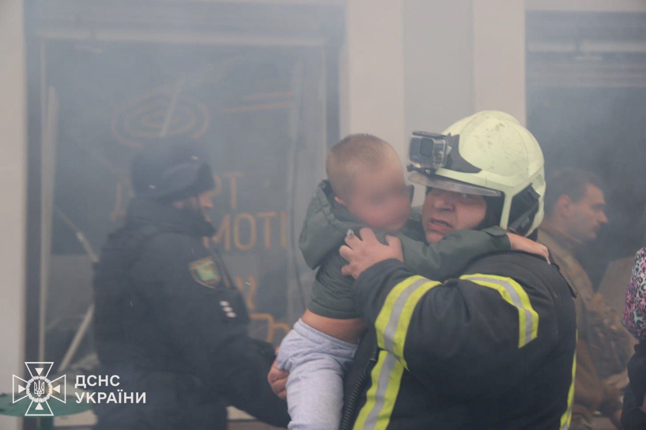 Евакуація дітей із обстріляного дитсадка в Харкові