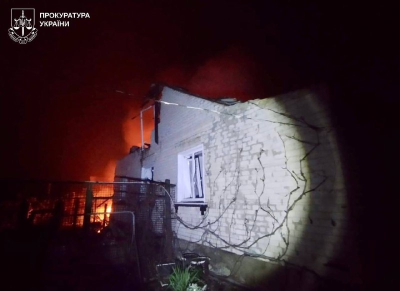 Последствия российского обстрела поселка Приколотное Харьковской области