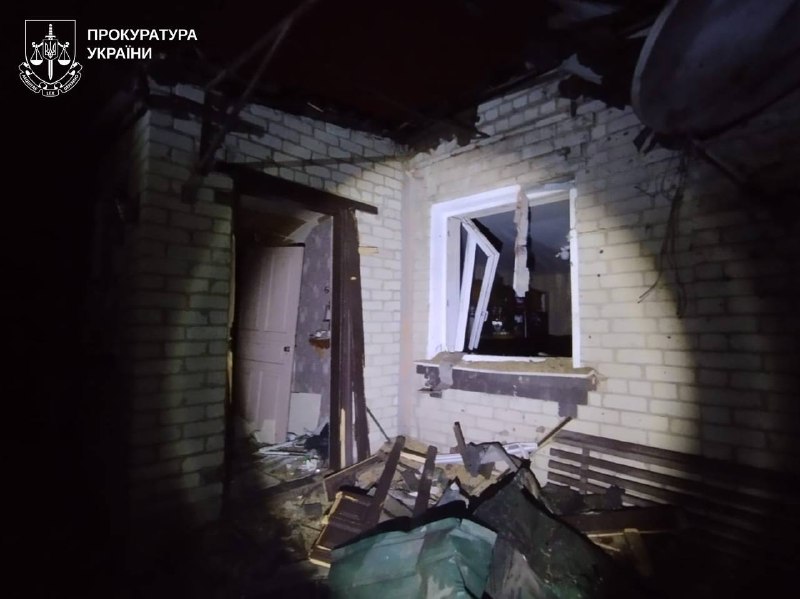 Последствия российского обстрела поселка Приколотное Харьковской области