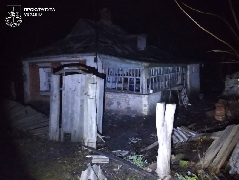 Последствия российского обстрела поселка Приколотное Харьковской области