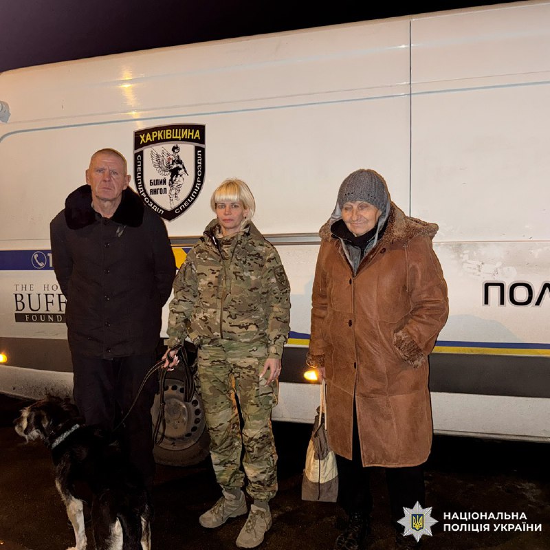 Поліцейські Харківщини евакуювали родину з песиком із зони обстрілів