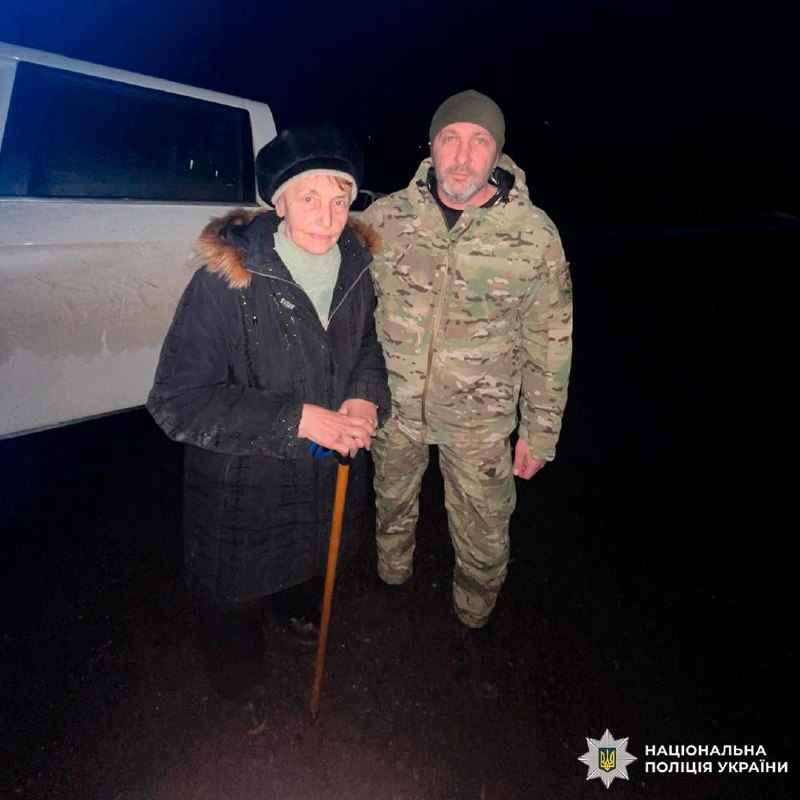 Поліцейські Харківщини евакуювали родину з песиком із зони обстрілів