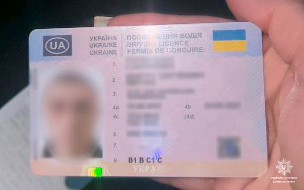 Патрульные обнаружили в Харькове водителя с фальшивыми правами и признаками наркотического опьянения