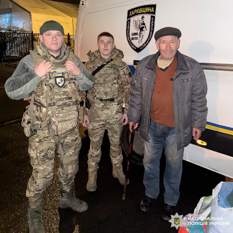 Поліцейські Харківщини евакуювали родину з песиком із зони обстрілів