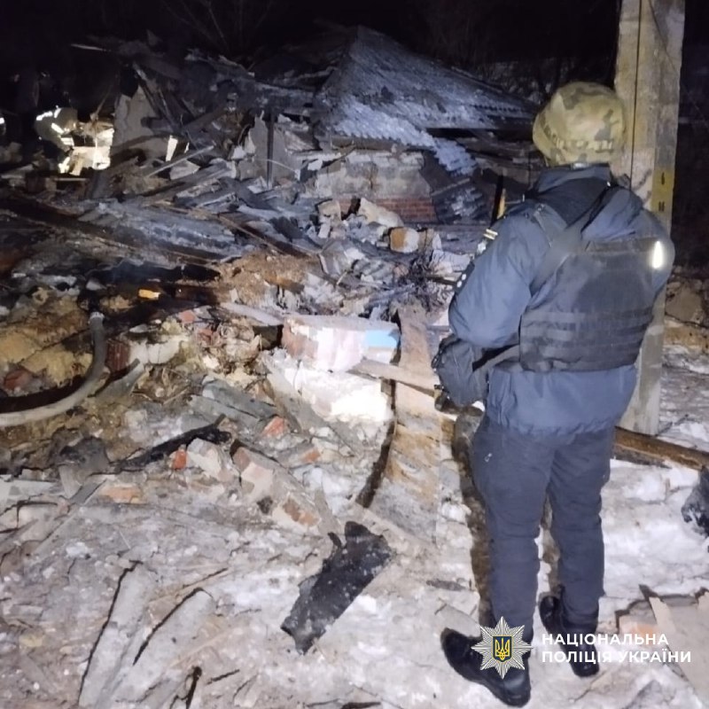 Поліція Харківщини показала вирви від російських атак та пошкоджені будинки