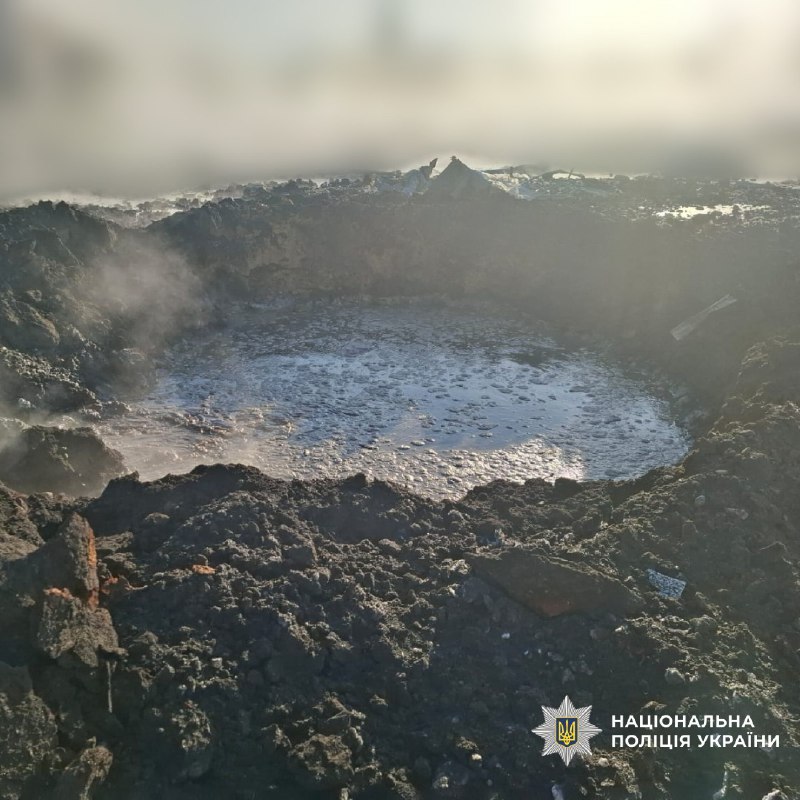 Поліція Харківщини показала вирви від російських атак та пошкоджені будинки