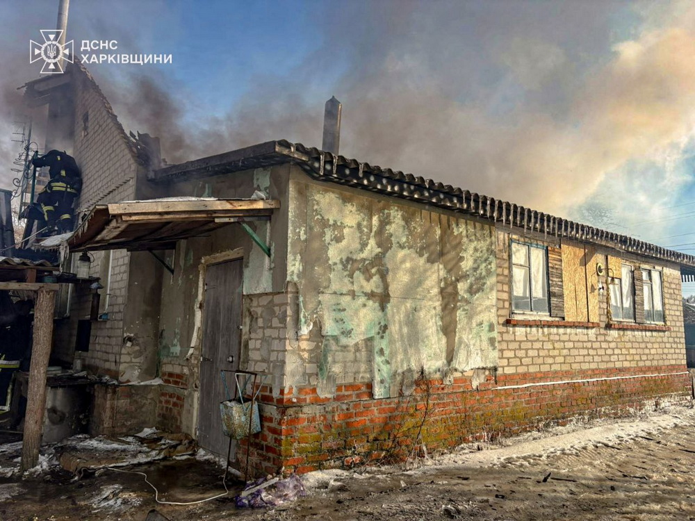 Ворожий дрон підпалив будинок на Харківщині: кадри з місця обстрілу