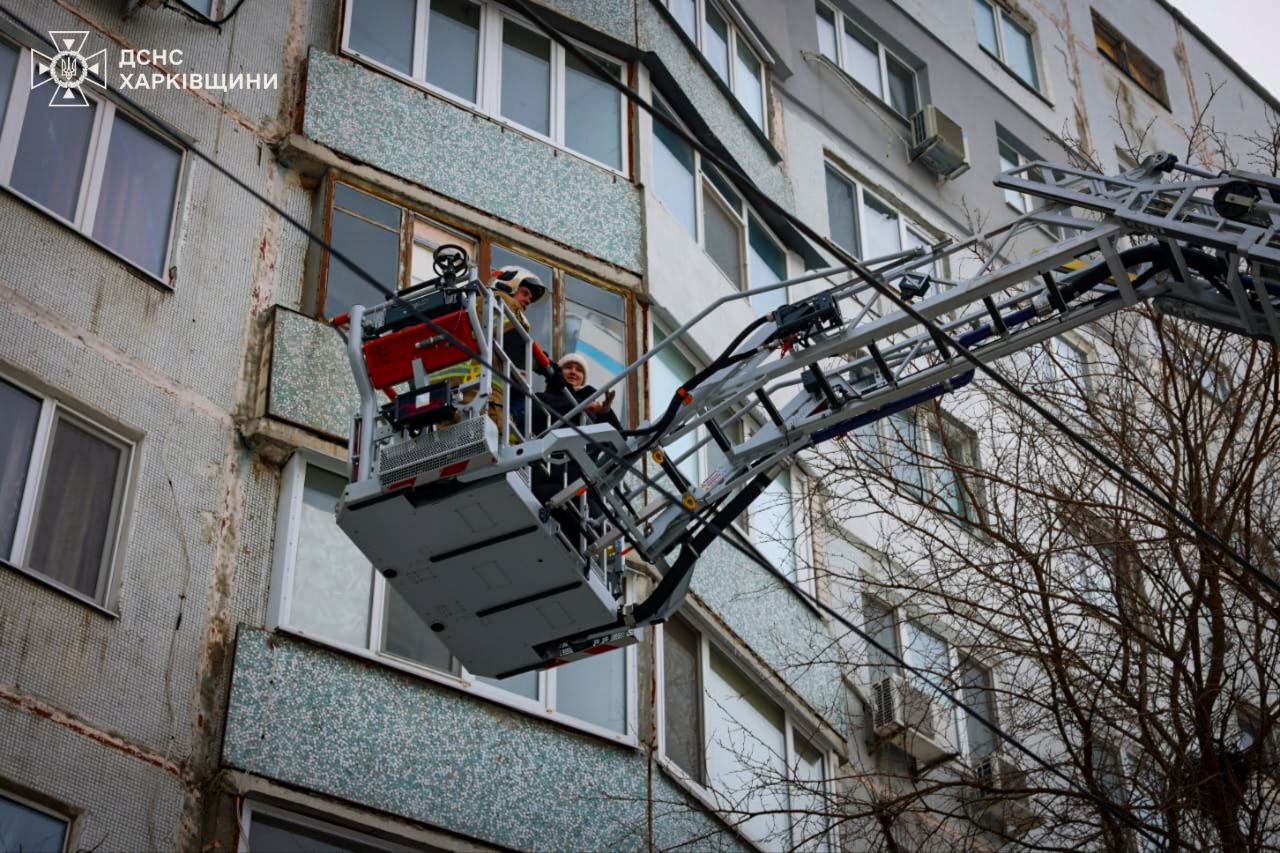 Пожежа у дев’ятиповерхівці Харкова: із задимленого будинку врятували 5 людей
