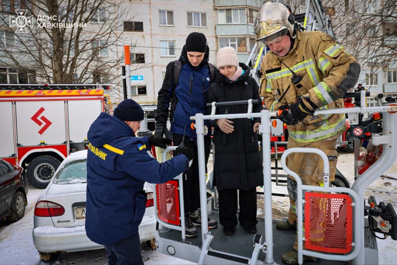 Пожежа у дев’ятиповерхівці Харкова: із задимленого будинку врятували 5 людей