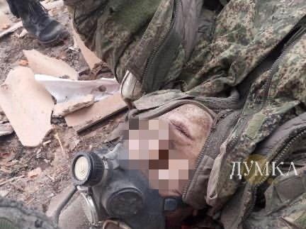 Загиблий російський штурмовик біля школи №134 / Фото: Дмитро Олійник