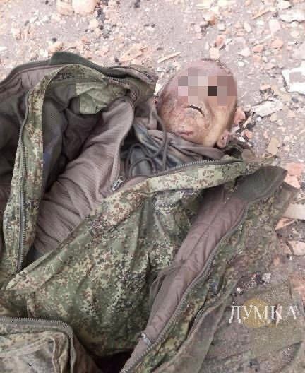 Загиблий російський штурмовик біля школи №134 / Фото: Дмитро Олійник