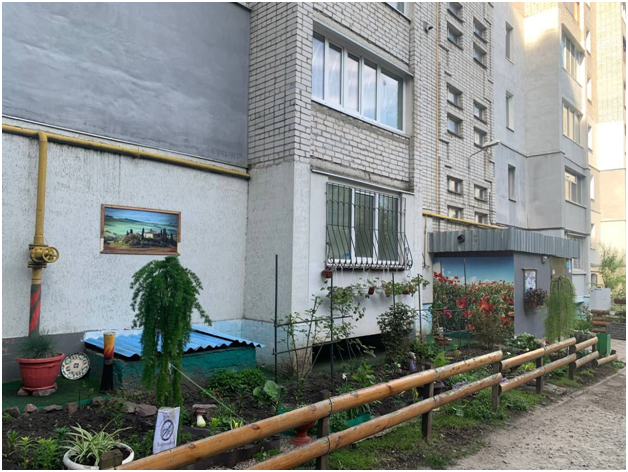 Палісадник біля будинку на вулиці Зубенка