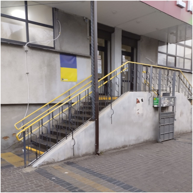 В этом помещении на привокзальной площади, арендованном у Главпочтамта, был расположен офис 