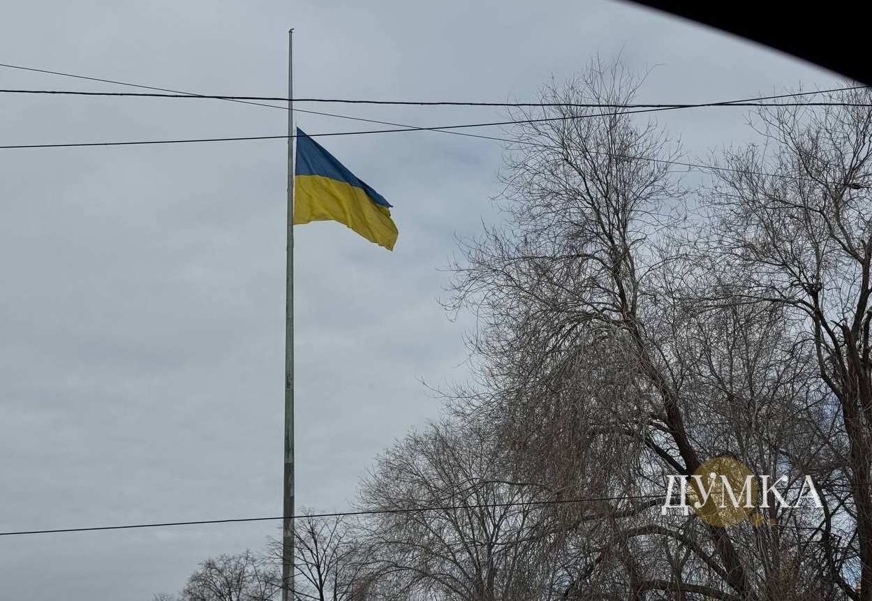 Приспущений державний прапор у центрі Харкова 9 березня