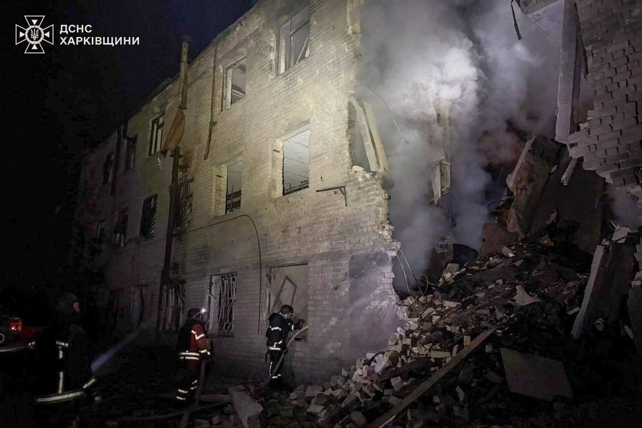 Пожежі та руйнування: з’явилися кадри після нічного удару по Ізюму на Харківщині