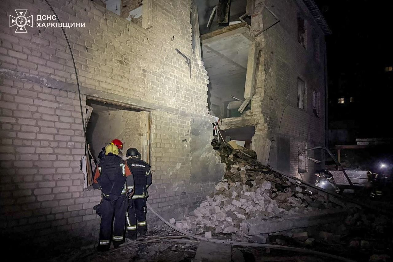 Пожежі та руйнування: з’явилися кадри після нічного удару по Ізюму на Харківщині