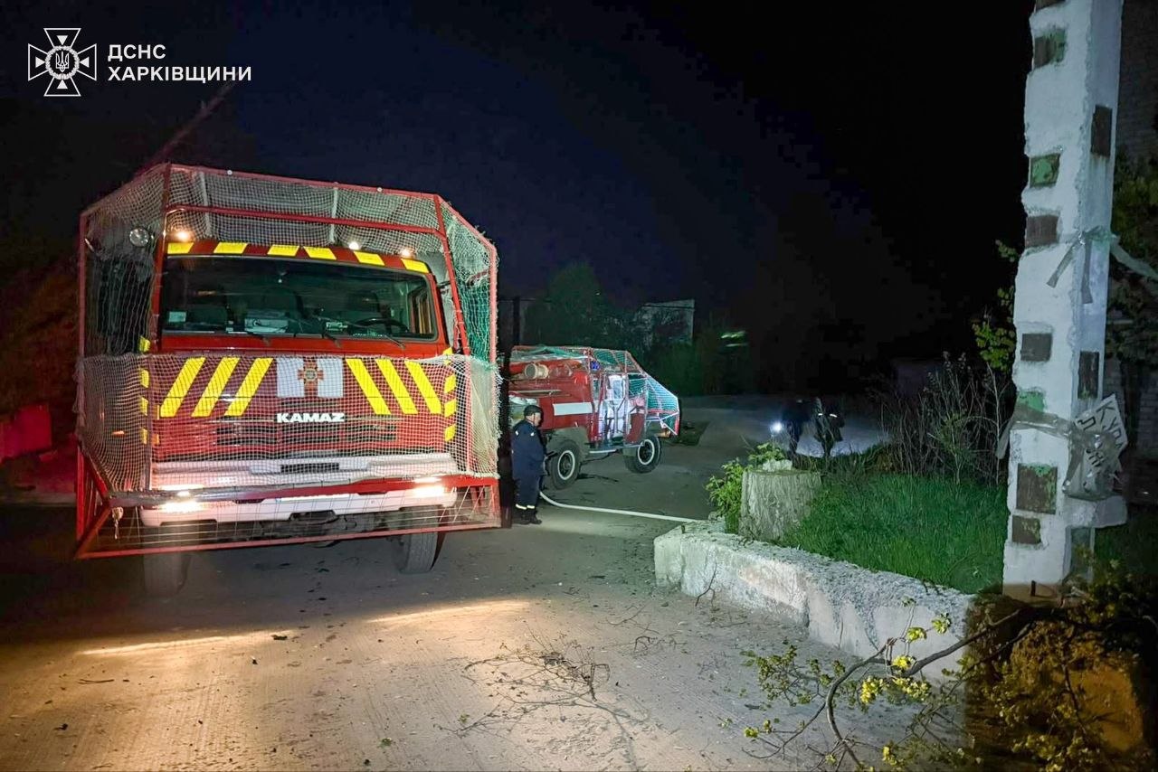 Пожежі та руйнування: з’явилися кадри після нічного удару по Ізюму на Харківщині