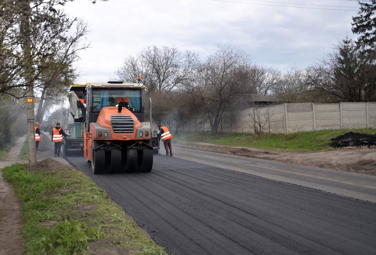 На Харківщині активно ремонтують дороги на кількох напрямках: де саме