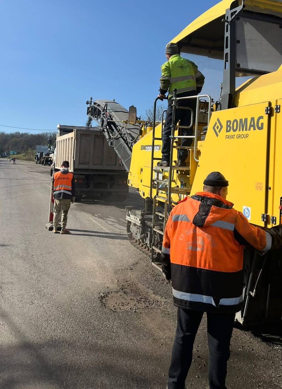 На Харківщині активно ремонтують дороги на кількох напрямках: де саме
