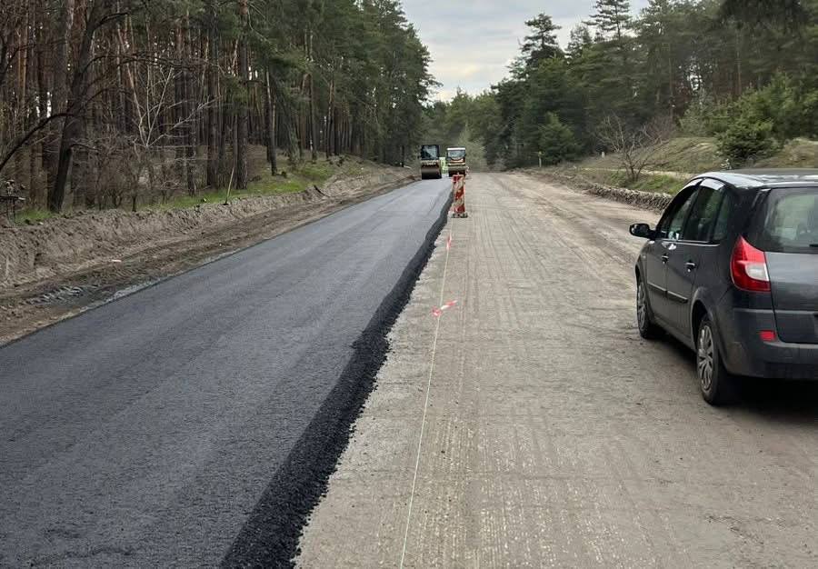На Харківщині активно ремонтують дороги на кількох напрямках: де саме